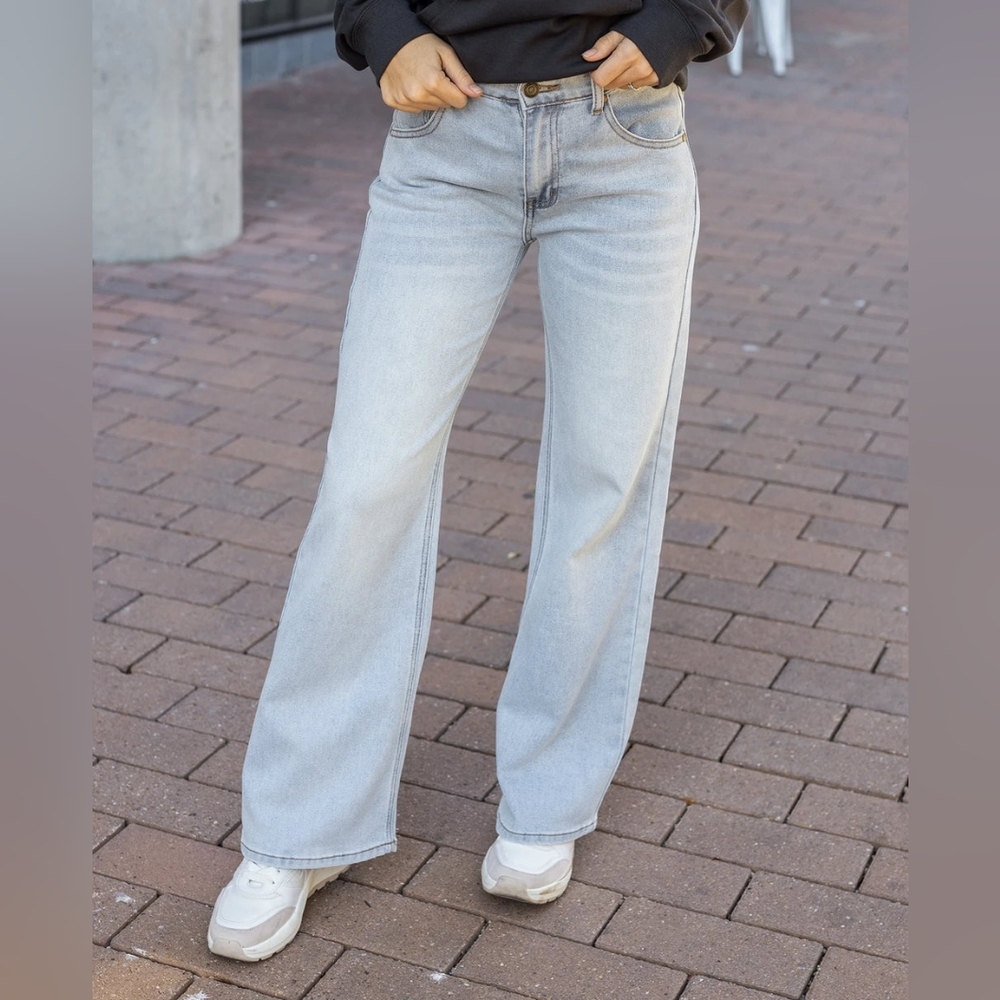 NWT-Grace & Lace Light Wash Wide Leg Jeans, Size 6